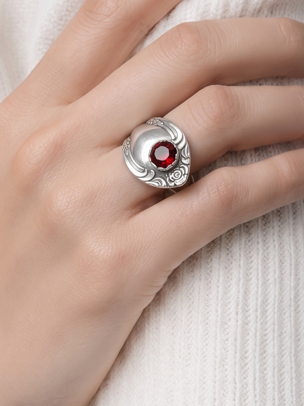 Reed & Barton Spoon Ring – Red Crystal & Floral Engraved Stainless Steel, Size 7 - Picture 7 of 14